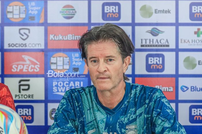 Pelatih Borneo FC, Pieter Huistra, saat hadir dalam sesi jumpa pers di Stadion Patriot Candrabhaga, Bekasi, Jawa Barat, Selasa (8/8/2023).