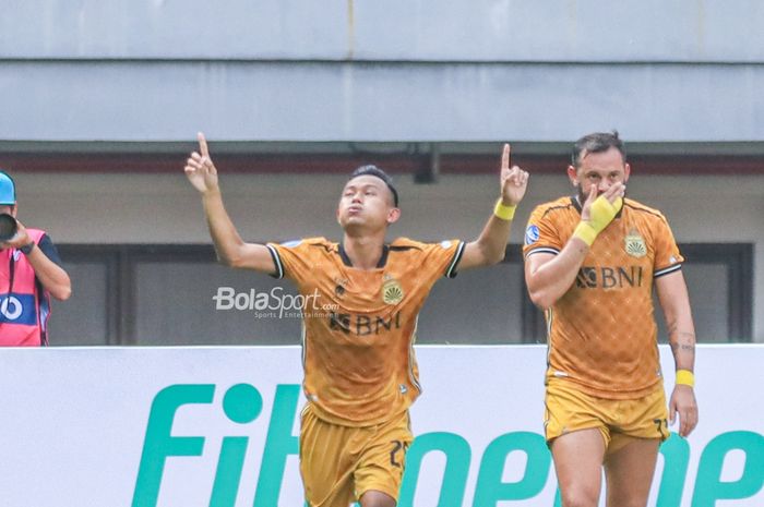 Sani Rizki Fauzi (kiri) sedang melakukan selebrasi seusai mencetak gol dalam laga pekan ketujuh Liga 1 2023 antara Bhayangkara FC versus Persebaya di Stadion Patriot Candrabhaga, Bekasi, Jawa Barat, Selasa (8/8/2023).