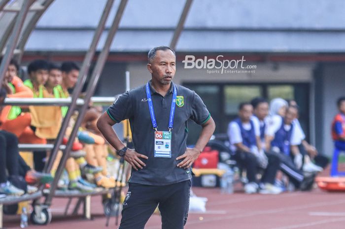 Pelatih sementara Persebaya Surabaya, Uston Nawawi, sedang memantau para pemainnya saat berlaga di Stadion Patriot Candrabhaga, Bekasi, Jawa Barat, Selasa (8/8/2023).