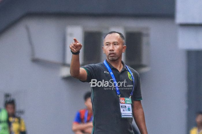 Pelatih sementara Persebaya Surabaya, Uston Nawawi, sedang memberikan intruksi kepada para pemainnya saat berlaga di Stadion Patriot Candrabhaga, Bekasi, Jawa Barat, Selasa (8/8/2023).