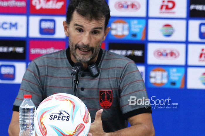 Pelatih Persis Solo, Leonardo Medina saat jumpa pers setelah laga lawan Persib Bandung pada Selasa (8/8/2023)