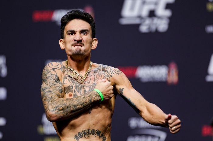 Petarung kelas bulu, Max Holloway, berpose di sela-sela seremoni timbang badan UFC 276 di T-Mobile Arena, Nevada, Amerika Serikat, 1 Juli 2022.