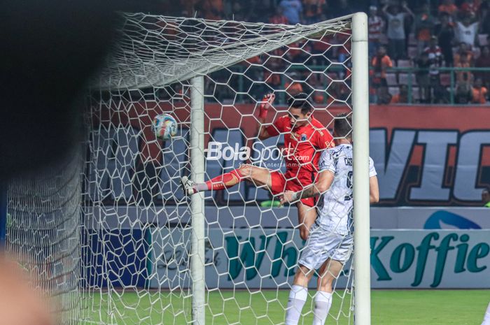 Rizky Ridho (kiri) sedang mencetak gol melalui kaki kanannya dalam laga pekan ketujuh Liga 1 2023 antara Persija versus Borneo FC di Stadion Patriot Candrabhaga, Bekasi, Jawa Barat, Rabu (9/8/2023) malam.