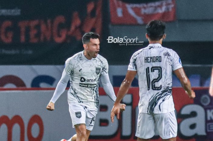 Stefano Lilipaly (kiri) sedang melakukan selebrasi seusai mencetak gol dalam laga pekan ketujuh Liga 1 2023 antara Persija versus Borneo FC di Stadion Patriot Candrabhaga, Bekasi, Jawa Barat, Rabu (9/8/2023) malam.