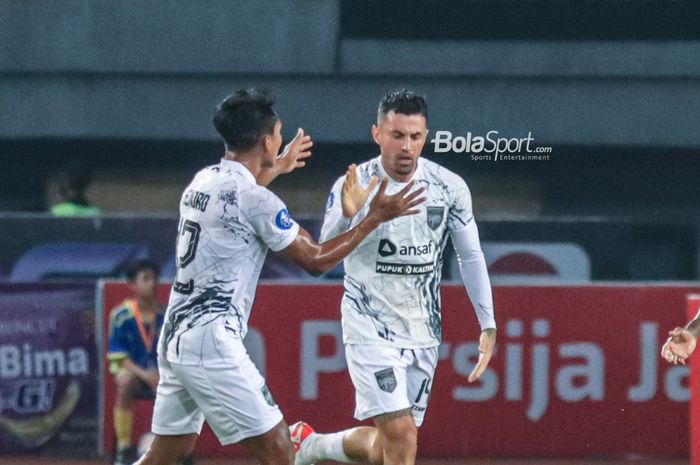 Stefano Lilipaly (kanan) sedang melakukan selebrasi seusai mencetak gol dalam laga pekan ketujuh Liga 1 2023 antara Persija versus Borneo FC di Stadion Patriot Candrabhaga, Bekasi, Jawa Barat, Rabu (9/8/2023) malam.