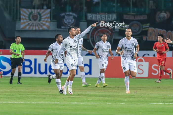 Stefano Lilipaly (kiri) sedang melakukan selebrasi seusai mencetak gol dalam laga pekan ketujuh Liga 1 2023 antara Persija versus Borneo FC di Stadion Patriot Candrabhaga, Bekasi, Jawa Barat, Rabu (9/8/2023) malam.