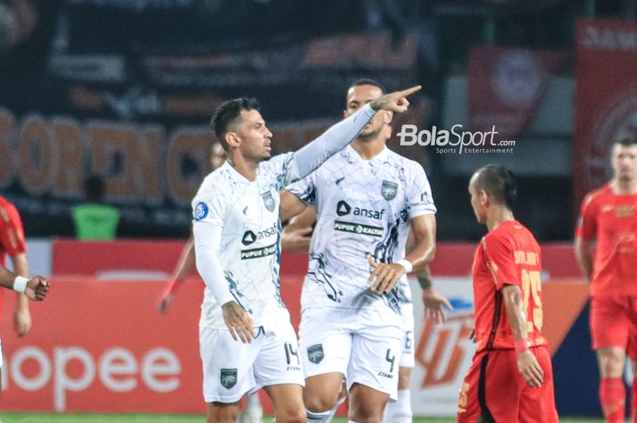 Stefano Lilipaly (kiri) sedang melakukan selebrasi seusai mencetak gol dalam laga pekan ketujuh Liga 1 2023 antara Persija versus Borneo FC di Stadion Patriot Candrabhaga, Bekasi, Jawa Barat, Rabu (9/8/2023) malam.