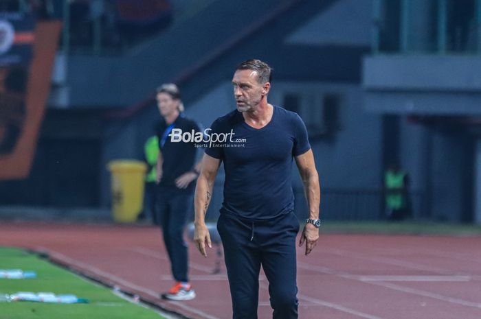 Pelatih Persija, Thomas Doll, sedang memantau para pemainnya saat berlaga di Stadion Patriot Candrabhaga, Bekasi, Jawa Barat, Rabu (9/8/2023) malam.