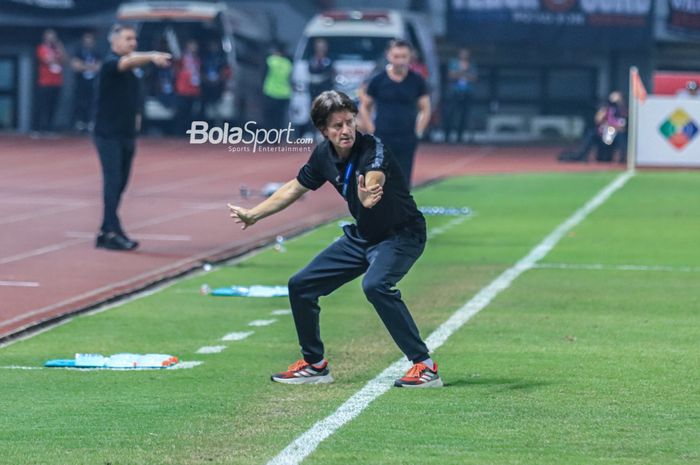 Pelatih Borneo FC, Pieter Huistra, sedang memberikan intruksi kepada para pemainnya saat berlaga di Stadion Patriot Candrabhaga, Bekasi, Jawa Barat, Rabu (9/8/2023) malam.