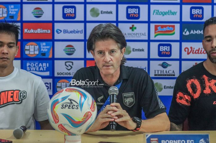 Pelatih Borneo FC, Pieter Huistra, sedang memberikan keterangan kepada awak media di Stadion Patriot Candrabhaga, Bekasi, Jawa Barat, Rabu (9/8/2023) malam.