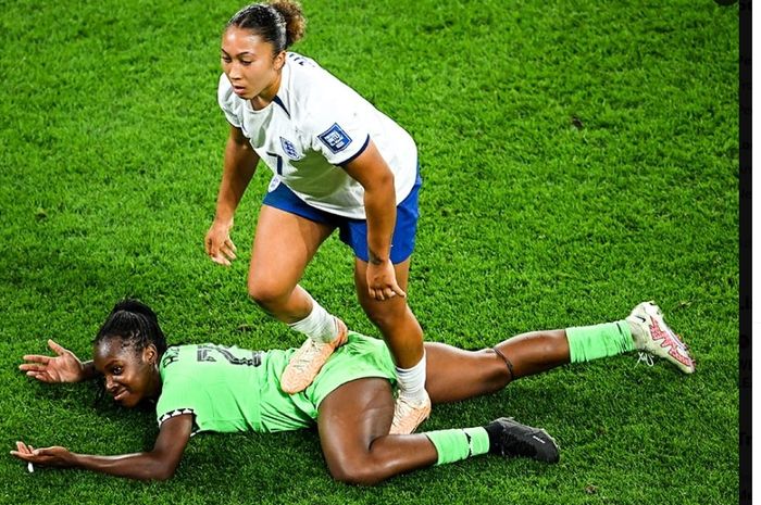 Lauren James, adik bek Chelsea, Reece James, menginjak pemain Nigeria saat timnas Inggris menjalani babak 16 besar Piala Dunia Wanita 2023. Inggris lolos ke perempat final lewat adu penalti.