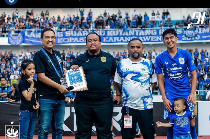 CEO PSIS Semarang, Yoyok Sukawi (Kiri) menerima bantuan dari suporter untuk membayar denda dari Komdis PSSI.