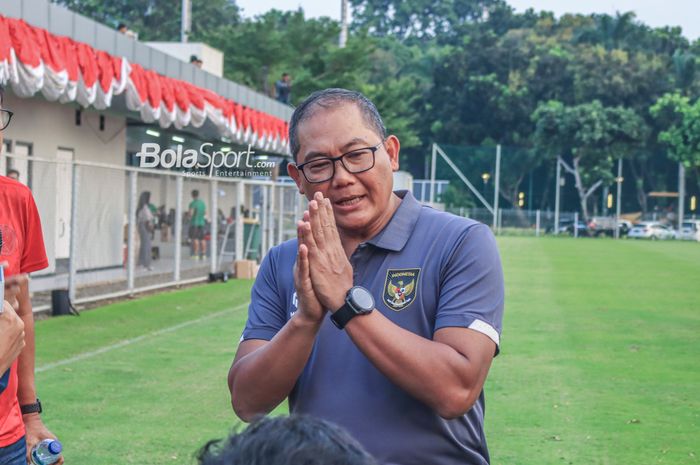 Ketua BTN (Badan Tim Nasional) sekaligus  Anggota Komite Eksekutif PSSI, Sumardji, saat memberikan keterangan kepada awak media setelah memantau latihan timnas U-23 Indonesia di Lapangan A, Senayan, Jakarta, Kamis (10/8/2023).