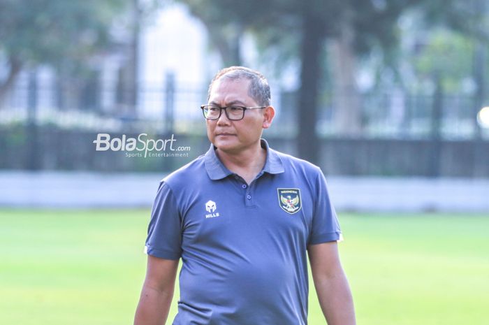 Ketua BTN (Badan Tim Nasional) sekaligus  Anggota Komite Eksekutif PSSI, Sumardji, saat hadir latihan timnas U-23 Indonesia di Lapangan A, Senayan, Jakarta, Kamis (10/8/2023).