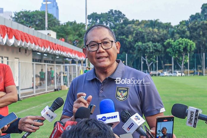 Ketua BTN (Badan Tim Nasional) sekaligus  Anggota Komite Eksekutif PSSI, Sumardji, saat memberikan keterangan kepada awak media setelah memantau latihan timnas U-23 Indonesia di Lapangan A, Senayan, Jakarta, Kamis (10/8/2023).