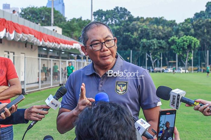 Ketua BTN (Badan Tim Nasional) sekaligus  Anggota Komite Eksekutif PSSI, Sumardji, saat memberikan keterangan kepada awak media setelah memantau latihan timnas U-23 Indonesia di Lapangan A, Senayan, Jakarta, Kamis (10/8/2023).