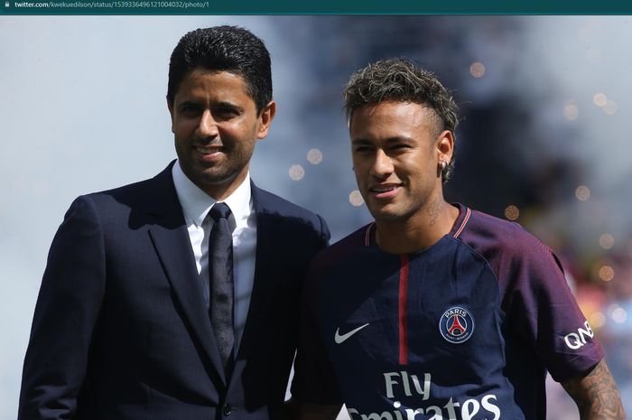 Presiden PSG, Nasser Al-Khelaifi, berfoto bersama dengan Neymar pada musim panas 2017 usai diboyong dari Barcelona.