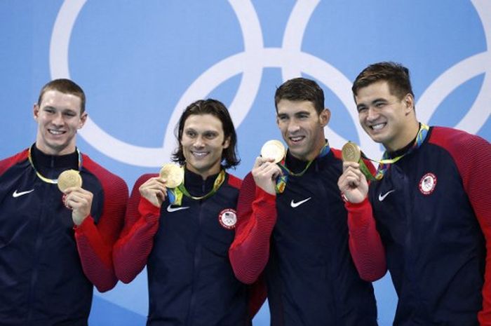 Michael Phelps (kedua dari kanan), saat memenangi medali emas Olimpiade ke-23 dari cabang renang nomor 4x100 meter gaya ganti estafet pada 13 Agustus 2016.