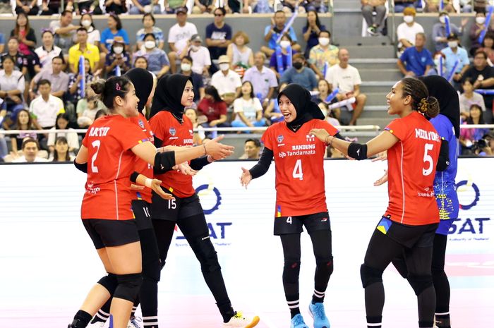 Tim voli putri Indonesia berselebrasi saat berhasil mencetak poin pada laga perdana SEA V League 2023 putaran dua di Chiang Mai Gymnasium Hall, Thailand, Jumat (11/8/2023).