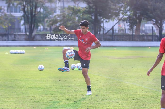 Ramadhan Sananta sedang menguasai bola dalam sesi latihan timnas U-23 Indonesia di Lapangan A, Senayan, Jakarta, Kamis (10/8/2023).