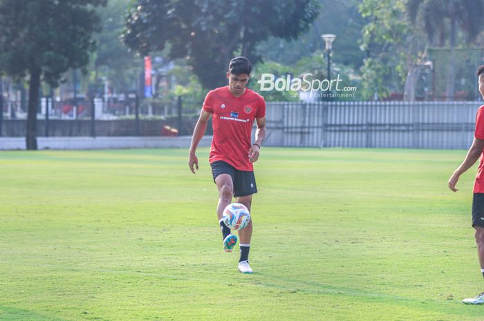 Ramadhan Sananta sedang juggling bola dalam sesi latihan timnas U-23 Indonesia di Lapangan A, Senayan, Jakarta, Kamis (10/8/2023).