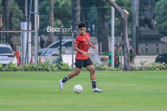 Ramadhan Sananta sedang menguasai bola dalam sesi latihan timnas U-23 Indonesia di Lapangan A, Senayan, Jakarta, Kamis (10/8/2023).