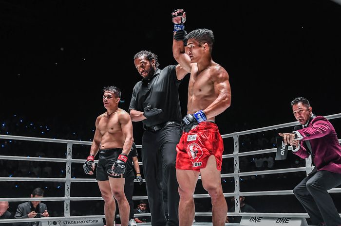 Danny Kingad dinyatakan menang angka mutlak atas Eko Roni Saputra dalam gelaran ONE Fight Night 7 pada 25 Februari 2023 di Bangkok.