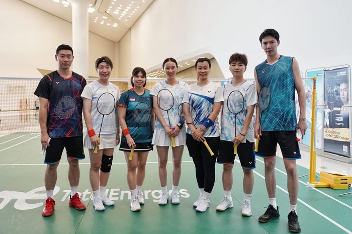 Mantan ganda putri Indonesia, Greysia Polii, berpose dengan mantan pebulu tangkis China (dari kiri ke kanan, Liu Cheng, Wang Xiaoli, Bao Yixin, Tang Jin Hua, Li Yin Hui, Li Jun Hui, di sela laga eskhibisi bersama Victor, Selasa (8/8/2023) di Nanjing China.