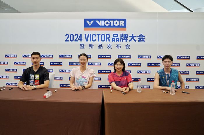 Dari kiri ke kanan, Liu Cheng, Bao Yi Xin, Greysia Polii, Li Jun Hui, dalam acara meet and greet bersama Victor di Nanjing, China, Selasa (8/8/2023).