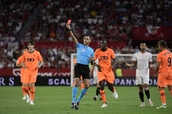 Sevilla harus bermain dengan 10 orang melawan Valencia di laga perdana Liga Spanyol 2023-2024 setelah Loic Bade mendapat kartu merah langsung.