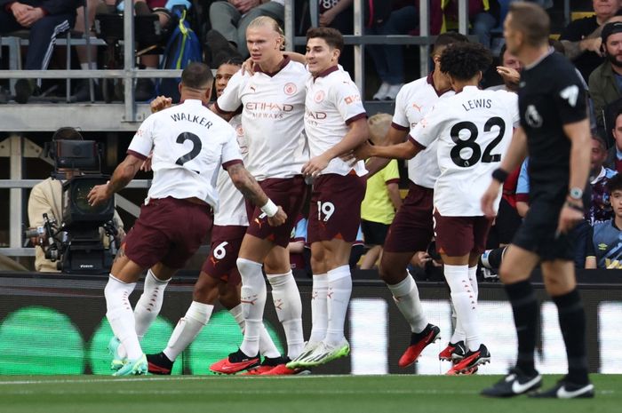 Striker Manchester City, Erling Haaland, merayakan gol pertamanya untuk timnya selama pertandingan sepak bola Liga Inggris antara Burnley dan Manchester City di Turf Moor di Burnley, Inggris, pada 11 Agustus 2023. 