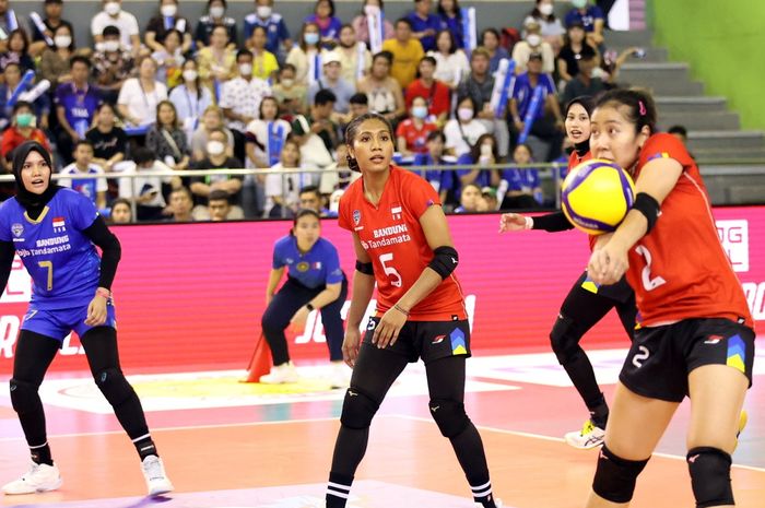 Hitter timnas voli putri Indonesia, Ratri Wulandari, saat mengembalikan bola pada pertandingan kontra Vietnam pada SEA V League 2023