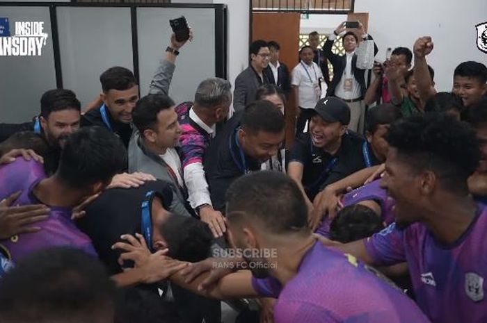 Raffi Ahmad saat masuk ruang ganti RANS Nusantara FC dalam laga lawan Madura United di Stadion Maguwoharjo, Rabu (9/8/2023).