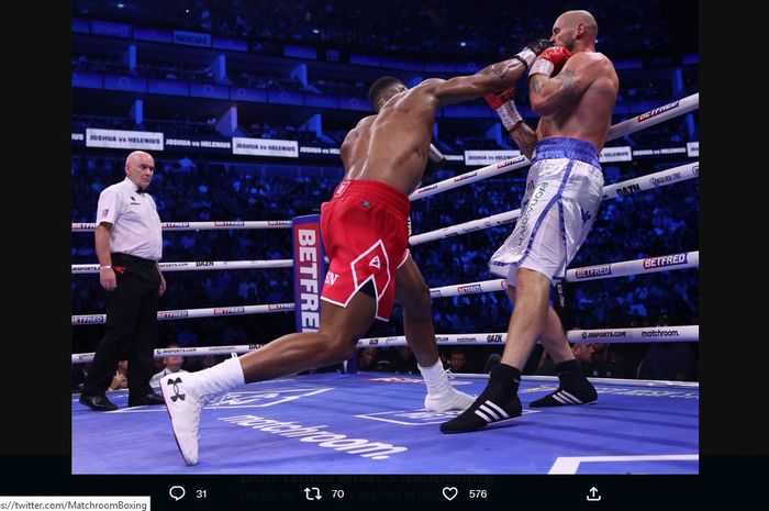 Petinju asal Inggris Raya, Anthony Joshua, melepaskan pukulan ke arah Robert Helenius dari Finlandia dalam pertandingan tinju kelas berat di The O2 Arena, London, Inggris, 12 Agustus 2023.