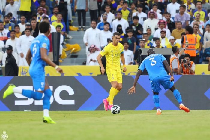 Aksi Cristiano Ronaldo saat Al Nassr melawan Al Hilal dalam babak final Arab Club Champions Cup 2023 di King Fahd Stadium, Sabtu (12/8/2023).