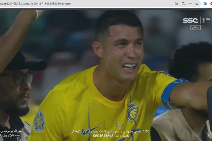 Cristiano Ronaldo tampak menangis saat dibawa keluar lapangan dalam laga final Arab Club Champions 2023 antara Al Nassr dan Al Hilal di King Fahd Stadium, Sabtu (12/8/2023).