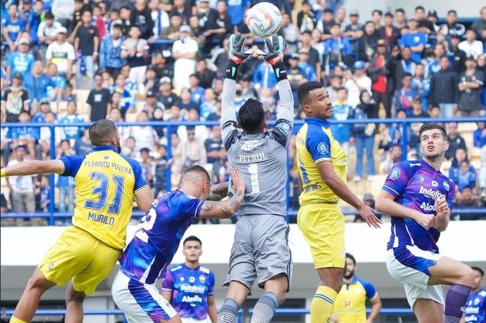 Suasana pertandingan antara Persib Bandung melawan Barito Putera pada laga pekan ke-8 Liga 1 2023/2024 di Stadion Gelora Bandung Lautan Api, Minggu (13/8/2023).