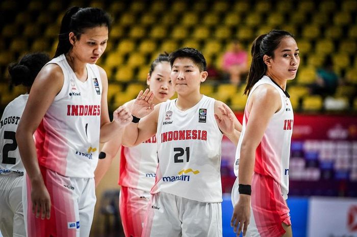 Timnas basket putri Indonesia saat menghadapi Mongolia pada FIBA Women's Asia Cup 2023