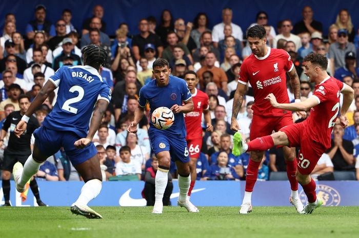 Penyerang Liverpool, Diogo Jota (paling kanan), melepaskan tembakan ke gawang Chelsea pada laga Liga Inggris di Stadion Stamford Bridge, Minggu (13/8/2023).