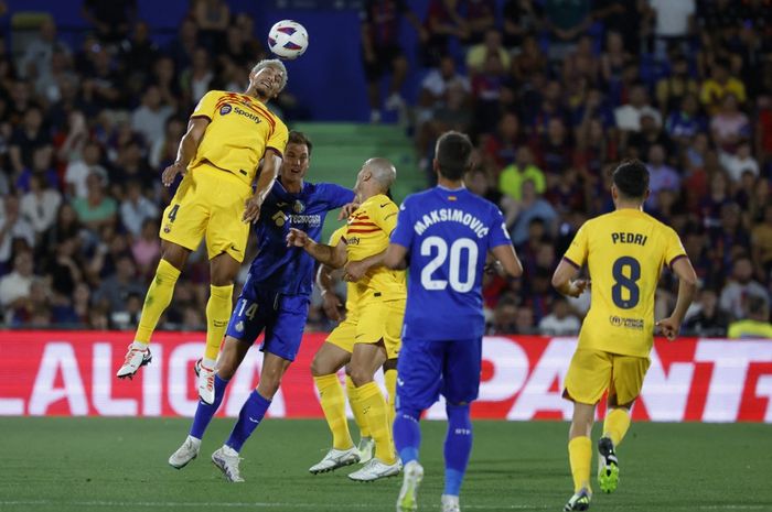 Aksi Ronald Araujo dalam laga antara Getafe dan Barcelona pada pekan 1 Liga Spanyol 2023-2024 yang berlangsung di Stadion Coloseum Alfonso Perez, Minggu (13/8/2023).