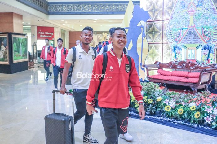 Bagas Kaffa (kiri) dan Beckham Putra Nugraha (kanan)  dalam rombongan timnas U-23 Indonesia di Hotel Sultan, Senayan, Jakarta, 14 Agustus 2023.