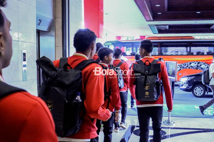 Suasana keberangkatan timnas U-23 Indonesia dalam lawatannya menuju Piala AFF U-23 2023  di Hotel Sultan, Senayan, Jakarta, 14 Agustus 2023.