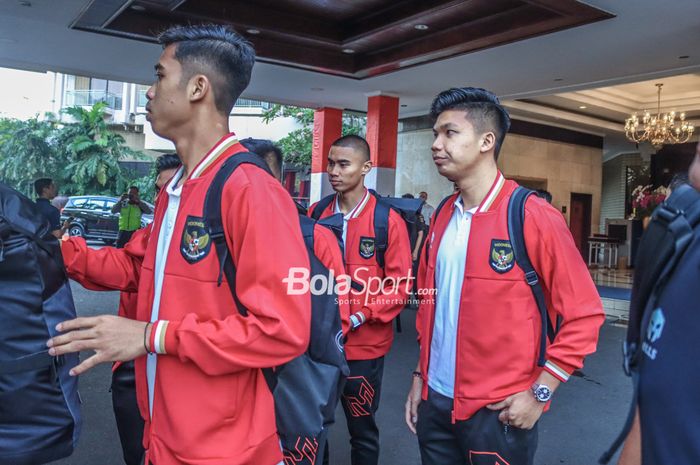 Muhammad Ferarri (kiri) dan Kadek Arel Priyatna (kanan) dalam rombongan timnas U-23 Indonesia di Hotel Sultan, Senayan, Jakarta, 14 Agustus 2023.