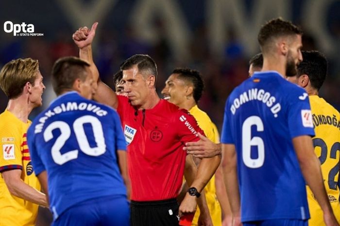 Wasit Cesar Soto Grado memberikan kartu merah kepada Raphinha dalam laga Getafe vs Barcelona pada pekan pertama Liga Spanyol 2023-2024 di Stadion Coloseum Alfonso Perez, Minggu (13/8/2023).