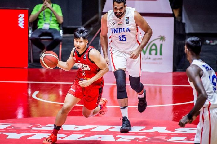 Aksi pemain timnas basket Indonesia saat melawan India pada Pra-kualifikasi Olimpiade Paris 2024