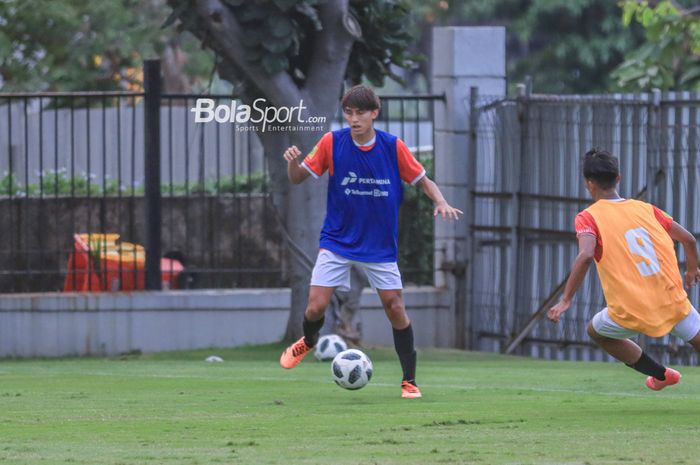 Putra dari Darius Sinathrya, Lionel Nathan Sinathrya (tengah), sedang mengikuti seleksi timnas U-17 Indonesia di Lapangan A, Senayan, Jakarta, Selasa (15/8/2023).