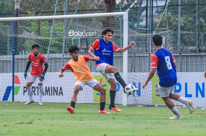 Putra dari Darius Sinathrya, Lionel Nathan Sinathrya (tengah), sedang mengikuti seleksi timnas U-17 Indonesia di Lapangan A, Senayan, Jakarta, Selasa (15/8/2023).