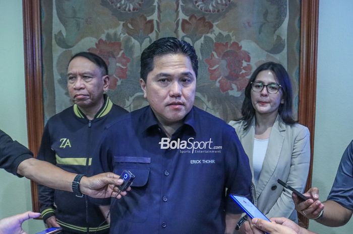 Ketua Umum PSSI, Erick Thohir (tengah) dan wakilnya bernama Zainudin Amali (kiri) dan Ratu Tisha (kanan) sedang memberikan keterangan kepada awak media di Hotel Sultan, Senayan, Jakarta, Selasa (15/8/2023).