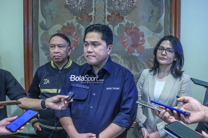 Ketua Umum PSSI, Erick Thohir (tengah) dan wakilnya bernama Zainudin Amali (kiri) dan Ratu Tisha (kanan) sedang memberikan keterangan kepada awak media di Hotel Sultan, Senayan, Jakarta, Selasa (15/8/2023).