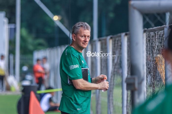 Pelatih pendamping timnas U-17 Indonesia, Frank Wormuth, sedang memantau para pemainnya berlatih di Lapangan A, Senayan, Jakarta, Selasa (15/8/2023).